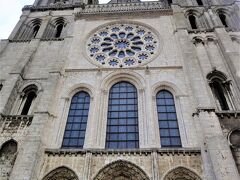 Cathédrale Notre-Dame de Chartres（シャルトル大聖堂）

10月08日（木）　　09:00

昨日は午後だった上に曇っていたので
朝の光を受けて輝くステンドグラスを
見ようと大聖堂へ

