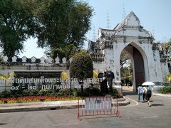 国立博物館到着です。
ロッブリーの歴史を知るには、プラ・ナライ・ラチャニウェート（ソムデット・プラ・ナライ国立博物館(Somdet Phra Narai National Museum)）が最適です。
ここはタイの大王の一人に数えられる17世紀のナライ王が建てた宮殿跡の一部を博物館としています。
