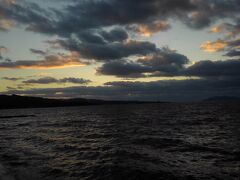海鮮市場をあきらめて、大急ぎで戻った宍道湖でしたが。雲が沈む夕日を覆ってしまい、見えませんでした。((+_+))