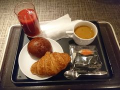 早朝6時過ぎに羽田空港国内線ダイヤモンドプレミアラウンジに到着。朝食としてパンとおにぎり、スープをいただきます。後で運転するので、ビールはお預け。トマトジュースをいただきました。