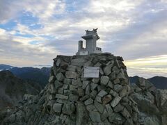 6:00
穂高岳山荘から1時間。
本邦第3位の高峰「奥穂高岳」3190mに着きました。
