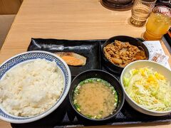 牛鮭定食。
健康のため、野菜も付けちゃいました。