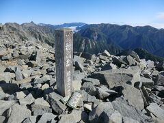 8:22
紀美子平から300m/26分。
本邦第11位の高峰「前穂高岳」標高3090mに着きました。