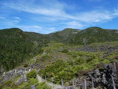 だんだん険しくなってきます。
溶岩が流れ出してきて固まったゴツゴツの岩を登ったり降りたり。