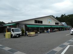 続いて「たてしな自由農園 原村店」
建物の形も相似形。
ここでは果物を中心に。