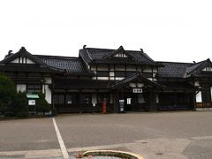 旧大社駅

1912年に旧国鉄大社駅として開業し、現在の駅舎は1924年2月に改築されたものです。かつて出雲大社へ参拝する観光客の玄関口として利用されていました。今では廃駅となっています。
建物は重要指定文化財に指定されています。