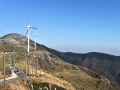 11月に訪れた四国カルスト。奇岩と風力発電の風車が魅力的な景観を作り出しています。