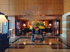 東京・六本木『ザ・リッツ・カールトン東京』45F

レセプション前のフラワーアートの写真。

右奥に客室階行きのエレベーターがあります。