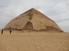 そして形にインパクトのある
屈折ピラミッド。

これもクフ王の父スネフェルが造ったものとされてます。
なんらかの理由で途中角度が変わったみたい。