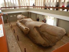 唯一屋内に展示されてるのは・・・これ！
お～～寝仏？
みたいな巨大な像。
この像はなんとあのラムセス２世。
もともとはここメンフィスにあった
プタハ神殿の前にあった立像だったよう。
その後地震で倒れ両足が損傷しています。