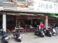 本日のランチ1件目はこの美麗島駅の1番出口を出てすぐ目の前。

高雄でも人気の大圓環鶏肉飯です。
実は前回、高雄に来たときは2日滞在して2日とも空振り(>_<)

でも、今日は開いていました～＼(^o^)／

