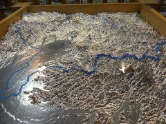 一番素晴らしかったのがこの展示。
こういう地形の立体展示はわかりやすくて大好き。
前橋が関東平野のどん詰まりであることがよくわかります。
高さ方向が強調されているので日光男体山の孤立っぷりがよくわかります。
青線は県境。群馬県は南東方にぐぐっと張り出している変な形。海を求めたか？