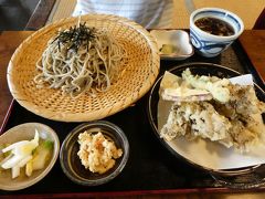 お蕎麦とまいたけの天ぷらを。
天ぷら、大盛りです。
おなかいっぱい。