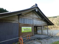 湖畔に何か施設がありました。「石仏群と歴史館」。
無料施設でトイレもあり。
