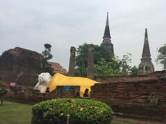 さて、到着したのは今日のハイライト、アユタヤ遺跡群です。
まずは仏教寺院の遺跡、ワット・ヤイ・チャン・コンモン。

手前の涅槃像もすごいですが、後ろのでっかい塔にもう目が釘付け。
やばいぞやばいぞ、これ絶対わたし好きなやつや！