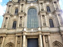 Cathédrale Saint-Pierre de Rennes
（サンピエール大聖堂）

10月08日（木）　　15:25　

再度レンヌ大聖堂へ

高さ50メートルの2つの塔の間の外壁には
太陽王ルイ14世の大紋章が彫刻されており、
他にも政治・宗教・軍事などの権力を表象した
5つの紋章が彫られています。
http://cathedralerennes.catholique.fr/

