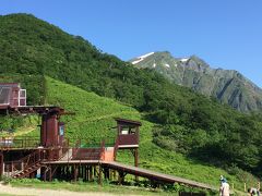 ロープウェイからリフトに乗り換える。向こうには早くも谷川岳の姿が！