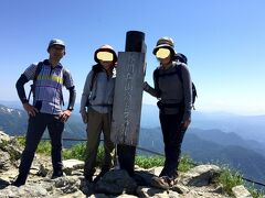 天神峠から2時間50分で二つある頂上の一つ「トマの耳」に登頂した。ここの標高は1963mで、私の生まれ1963年と同じなのでとても親しみを感じている。