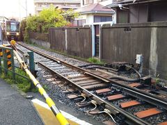 さて、江ノ電の江ノ島駅に戻ってきましたが、江ノ電は単線なので、駅などで対向電車とすれ違う必要があります。

当然、駅構内にはいくつかの「ポイント（分岐器）」がありますが、その中のひとつに「スプリングポイント」と言うものがあります。