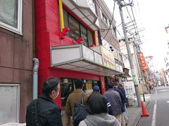 ランチは中華街南粤美食へ

閉めている店があるかと思えば並んでいる店もある。
