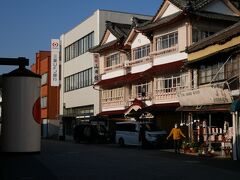 参道沿いに
山田館
三層楼のレトロな木造旅館
１００年旅館だそう