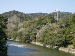 日の丸がたなびく
この五十鈴川を渡り、日の丸見て
不思議とああ日本人だなんだなと

なんなんだろう
特別ななにかが流れてるよう・・
