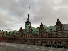 この立派な建物は、旧証券取引。デンマークの建築物、重厚感があって結構好きです。