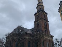 お買い物のあとは、救世主教会へ。らせん状の尖塔がかわいいです。
ここで大誤算！コペンハーゲンカードで入場可能で、塔に登ろうと考えていたのですが、風が強いためクローズ…結局コペンハーゲンでは塔に登らずじまいでした。天気がいいときに、コペンハーゲンの街並みを一望してみたいものです・・・