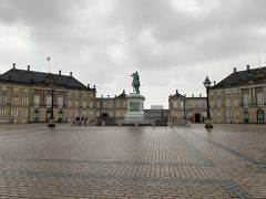 宮殿ぽさを感じない、アマリエンボー宮殿。
屋根にデンマーク国旗があると女王在官のしるしだそうで、この写真をみると左の宮殿に旗がありますね！