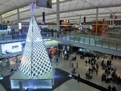 2014年の年末年始は大阪から香港経由でイスタンブールとドバイの旅。
まずは大阪からたどり着いた香港国際空港の写真が残っていました。年末だからクリスマス仕様なんですね。

年末出発の欧州便は高い！ということで、いろいろ調べたあげく、JALで大阪－香港、エミレーツで香港－ドバイ－イスタンブールと別々にチケットを購入。
JALはキャセイパシフィック便での往復で61,000円、エミレーツは98,000円ぐらいだったみたい。
合計すると16万円か。自分ながら、当時は結構張り込んでいたんだな。