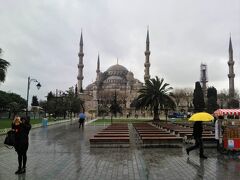 イスタンブールは丘の上に世界遺産の宮殿と寺院が集まってます。
次はスルタンアフメット・ジャーミィに行ったみたい。
天気はイマイチだったんだな。