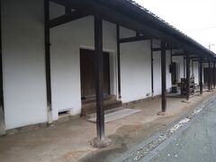 お腹を満たして、松阪市にやってきました。
内陸に入ってちょっと雨弱まったかな。
御城番屋敷へ。