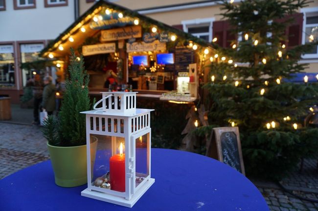 ハウプト通りを進むにつれ、クリスマス・マーケットが屋台が並び始めます。