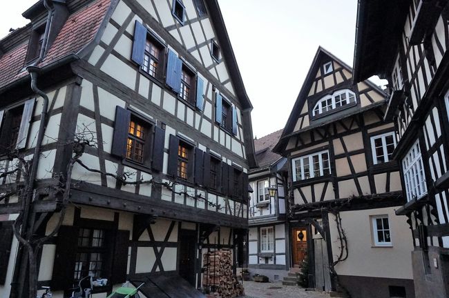 ホテルからすぐの路地が、ゲンゲンバッハの見所のひとつ”エンゲルガッセ（Engelgasse）”。<br />木組みの家の並ぶ、雰囲気抜群の小路です。