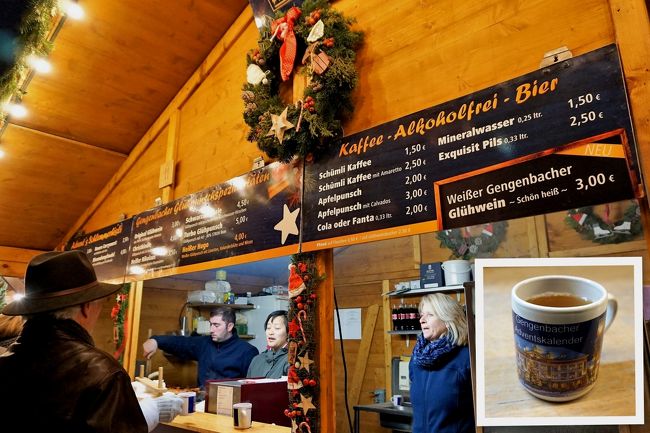 日が暮れて気温が下がり、暖かいものが欲しくなりました。<br /><br />アルコールが弱いぶどう畑、ケルンでグリューヴァイン（ホットワイン）を飲んでバタンキューになった失敗が…。<br /><br />で、ノンアルコールの”アプフェルプンシュ（Apfelpunsch）”にしました。<br />暖かいアップルジュースって感じ。<br /><br />（大盛り上がりのヴァイナハツマルクトinケルン♪グリューで酔っ払ったぁ　クリスマス市巡りの旅3-3）<br />https://4travel.jp/travelogue/11590942