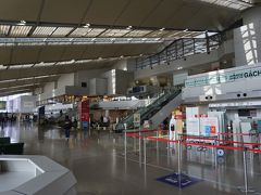 新潟空港一階の様子です。意外に？失礼！、広く近代的な空港です。
