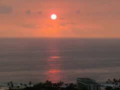 雨が降ったり止んだり。
でも、夕日がキレイっぽいヨ！

途中、キレイな夕日に連れられて、カメハメハⅢロードの見晴らし台（Kamehameha III Road Lookout）で車をストップ。
ケアウホウからカイルアコナにかけての海岸線を一望できます。

キレイな夕日～。
時間がゆっくりと過ぎていきます。