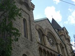 ＜セント・アンドリューズ教会＞
カナダで最も古い長老会教会(プロテスタント)として1830年に設立され、元々の教会が小さくなったため1876年よりネオ・ロマネスク様式で建てられたこちらに移りました。