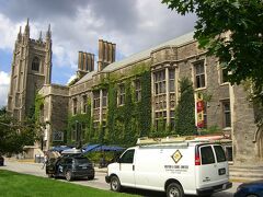＜トロント大学＞
トロント英国教会主教ジョン・ストラッチャンにより創立され、1827年英国王ジョージ4世に英国王室の認可を受けたキングス・カレッジが前身で、1850年に現在のトロント大学に名称変更されました。学生数8万人以上でカナダ最多、1921年のインシュリン発見で有名な超名門でこれまでに5人のカナダ首相、10人のノーベル賞受賞者を輩出。蔦のからまる石造りの重厚な建物が歴史と貫禄を感じさせます。