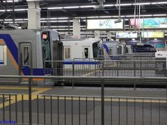 【なんば駅】
頭端式ホームに列車が並ぶ姿には心躍るものがありますが、なるべく人混みを避け人が触りそうな所には触れないよう要注意です。
なんば駅はJRが「難波駅」、近鉄が「大阪難波駅」、地下鉄と南海が「なんば駅」とそれぞれ表記が別れていますが、どちらかと言うとJRと南海は少し離れているので、近鉄と地下鉄を同一表記にした方が良いような気がします。
