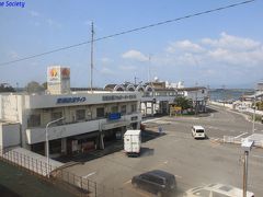 【和歌山港駅】
フェリー乗り場までデッキで繋がっていて、雨の日も濡れること無く乗船できそうです。