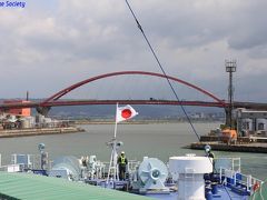 いよいよ出港、本州を後にします。
後ろに見えるのは青岸橋、和歌山にも南海本線紀ノ川橋梁を始め素敵な橋が多々あるので、いつか時間を取って観に来たいです。