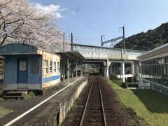 清流新岩国駅を発車します。
ホームには昔の車掌車を利用した待合室があります。