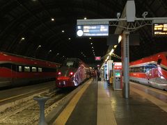 ミラノ中央駅（6:25発）のイタロに乗って、 フィレンツェ・サンタ・マリア・ノヴェッラ駅（8:15着）に行きます。乗車時間は約2時間です。日本でイタロの公式サイトから個人手配しました。チケットは早期購入すると安くなります。イタロのメルマガ登録か、facebookをチェックしてお得なクーポンを利用すると、もっと安く買えます。一番安い席のSmart（スマート）にしましたが、狭くなくて座り心地も良く、充電もできて快適でした。3/19購入で往復の運賃は約5,000円でした。
