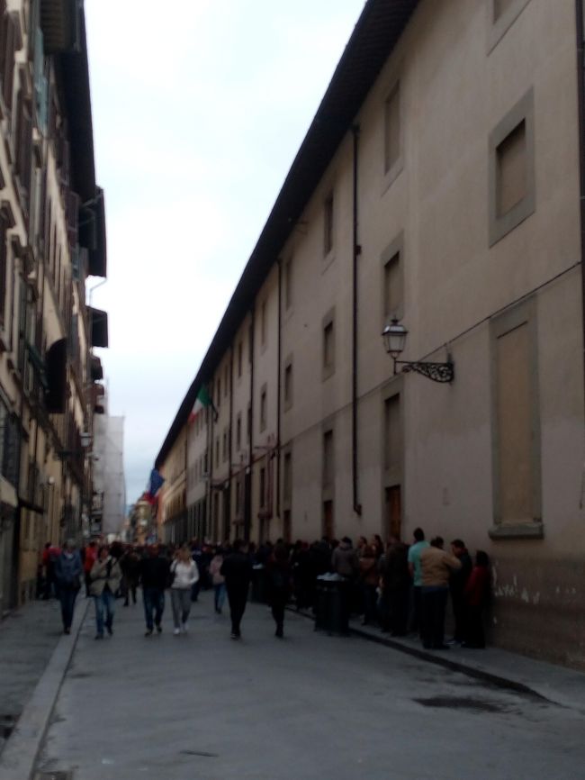 アカデミア美術館へ。<br />朝早いので予約なしでいきました。<br />並んでいたけど、そんなに待たずに入れました。