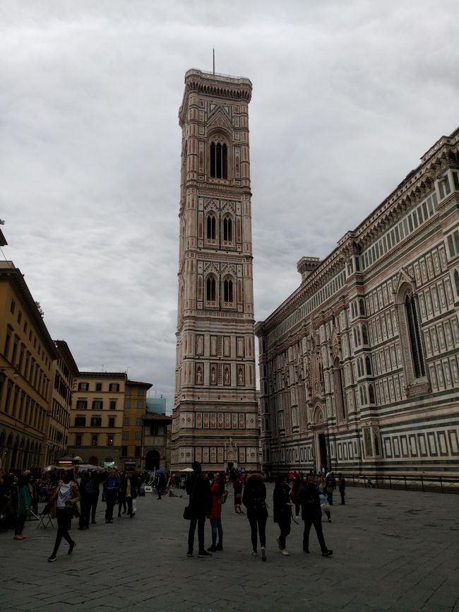 ジョットの鐘楼。並んでいる人が少なくてすぐ入場できました。