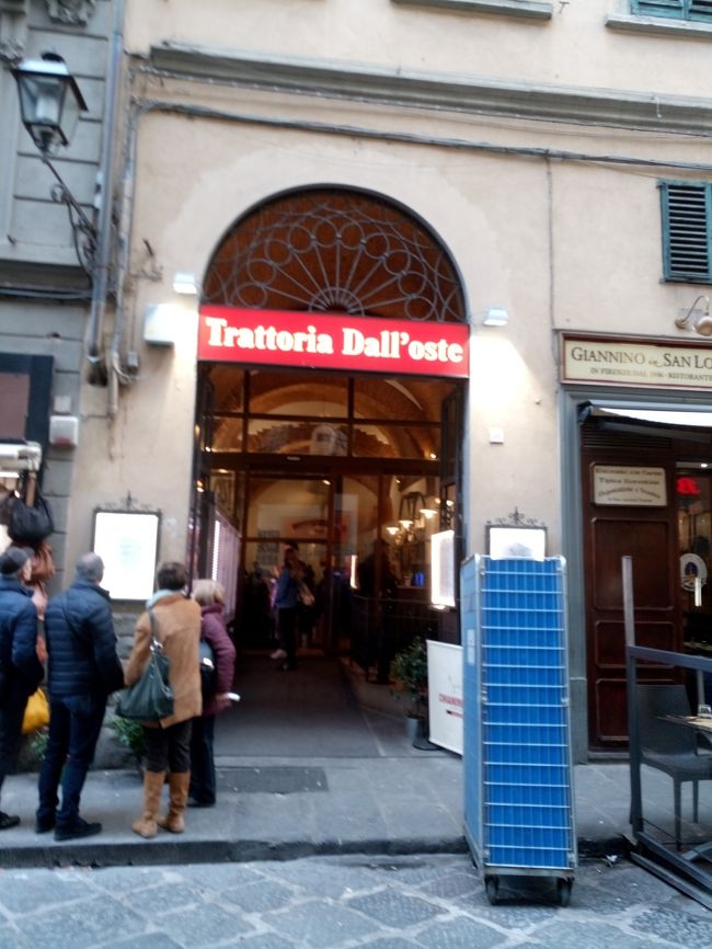 夕食は、トラットリア ダル オステ チアニネリア。<br />（ Trattoria Dall'Oste Chianineria ）<br />トラットリア ダル オステは、5軒あります。<br />こちらの住所は、(Borgo S. Lorenzo, 31, 50121 Firenze）<br />TheForkで予約して、30％offにしてもらいました。