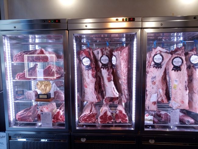 入り口にはお肉の塊が。