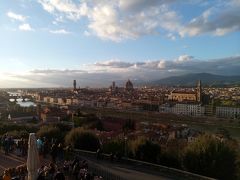 夕暮れのフィレンツェの街並みを見たくて、徒歩でヴェッキオ橋を渡り、坂を登ってミケランジェロ広場へ。竹野内豊主演の映画「冷静と情熱のあいだ」で見た景色そのもので感無量。