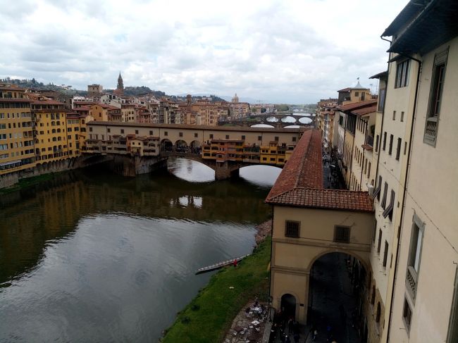ウフィツィ美術館から見たヴェッキオ橋。